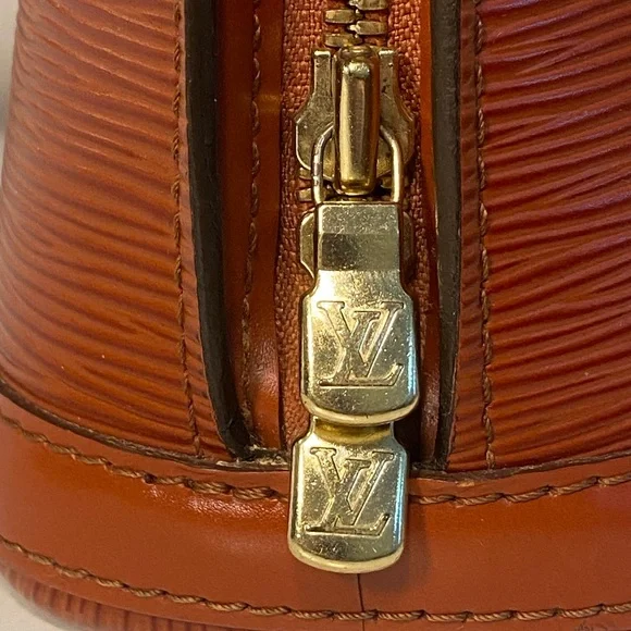 Vintage Louis Vuitton Epi Lussac Shoulder Bag In Kenyan Fawn - Picture 8 of 15